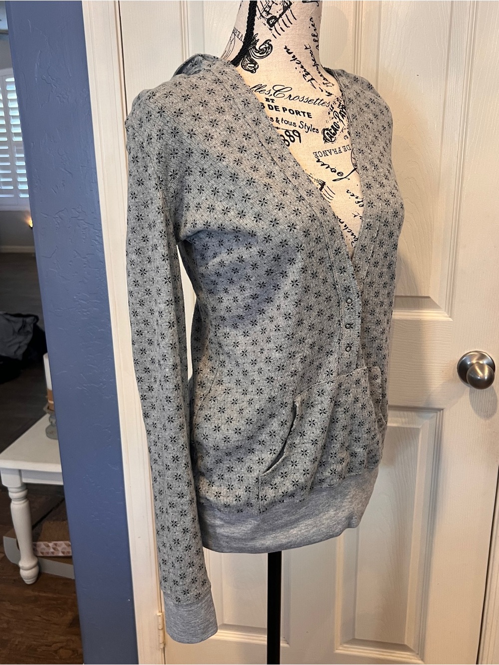Belle du Jour Gray Floral Thermal Hoodie V-Neck Pocket Sweatshirt XL⁠